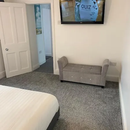 Delamere Ground Floor Flat شقة