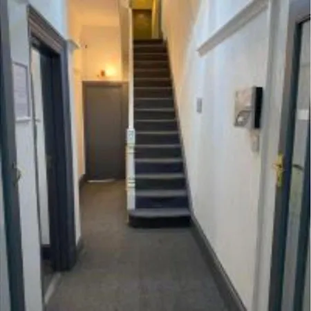Bank Street 3*