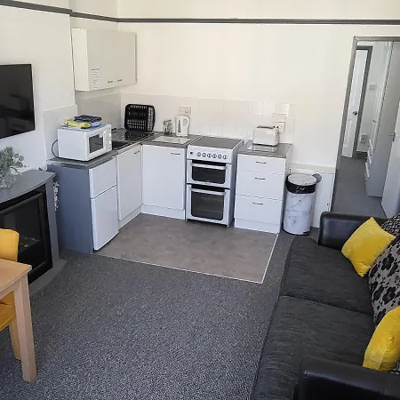 Cleveland Court Apartment *
