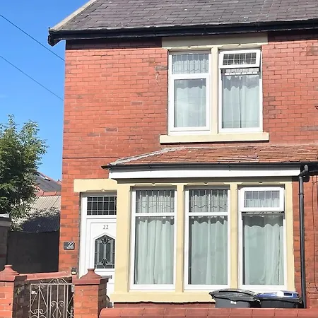 Entire In With Free Parking And A Private Patio Garden *