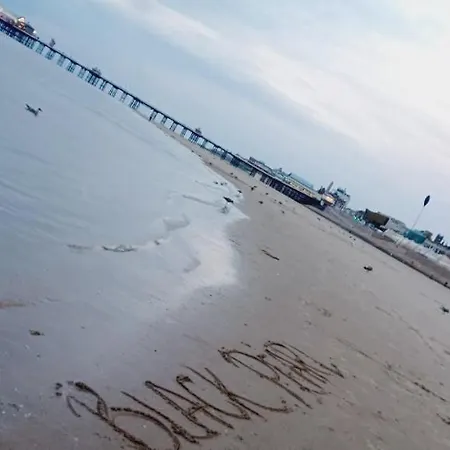 Black Pearl Luxury * Blackpool