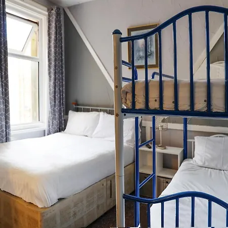 The Shores Hotel, Hotel