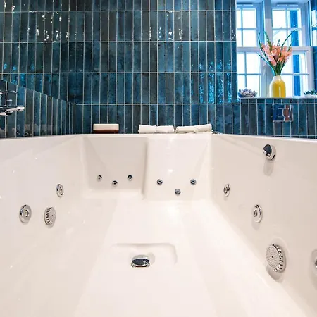 The Nest - Luxury 16 Person W Jacuzzi & Parking *