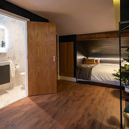 The Nest - Luxury 16 Person W Jacuzzi & Parking