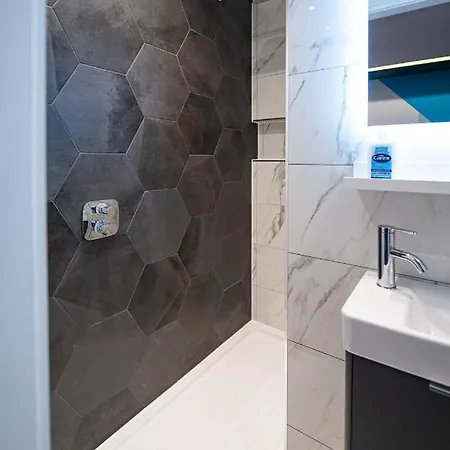 Daire The Nest - Luxury 16 Person W Jacuzzi & Parking Blackpool