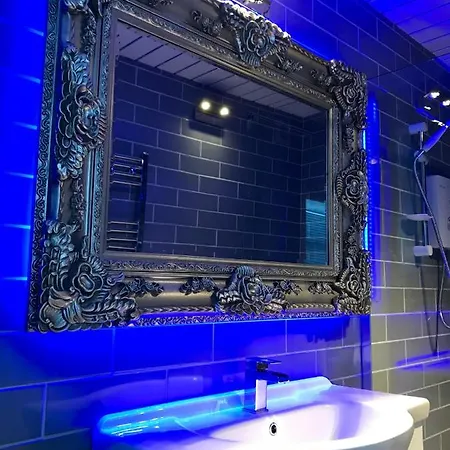 77 Park Road Apartment *
