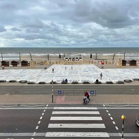 The Big One! Large Blackpool. 3 Floors Of Luxury. Holiday home