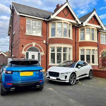 The Big One! Large Blackpool. 3 Floors Of Luxury. Holiday home *