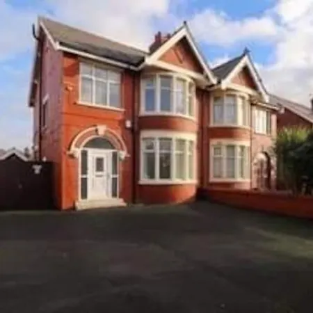 The Big One! Large Blackpool. 3 Floors Of Luxury. Holiday home