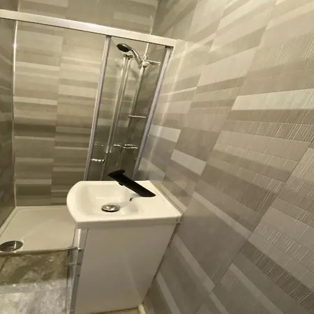Отель Alexander Fully Refurbished En-suite