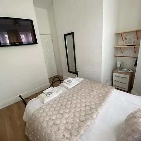 Alexander Fully Refurbished En-suite 2* Блэкпул