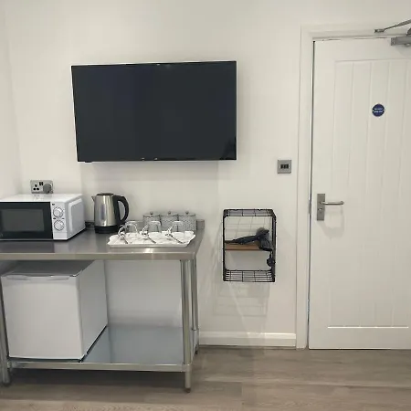 Araan House -families And Couples Only * Blackpool
