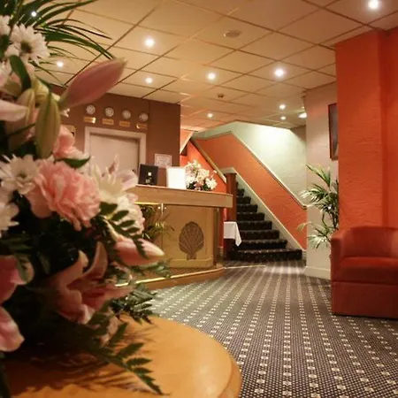 Chequers Plaza Hotel 2*