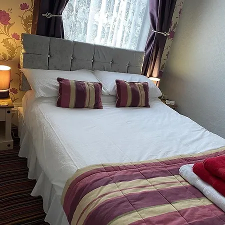 Beverley Dean - Children Over 5 Years Welcome - Continental Breakfast Bed & Breakfast Blackpool
