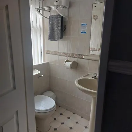 Lynbar Guest house *