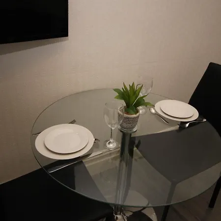 Barton Beachside - Stylish Apartment, Double & Single - & Promenade Location - Over 21's, Family Friendly Only, Id Required Апарт-отель Блэкпул