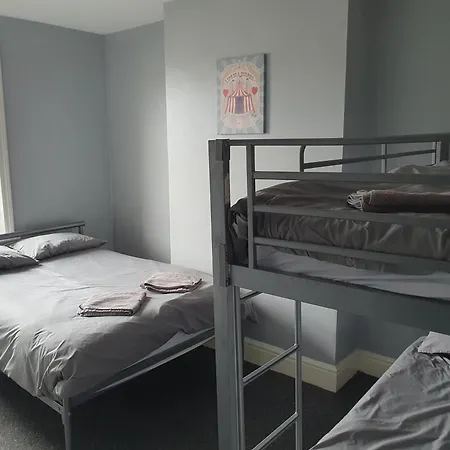Guest house North Close To Station With Free Parking