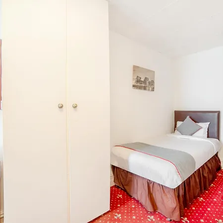 Hotel Oyo The Golden Cheval 3*