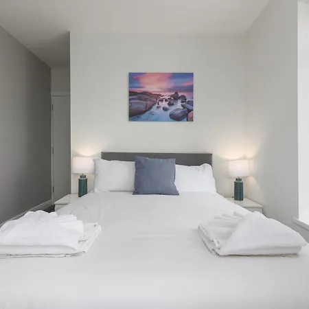 Apartment 54 Central *