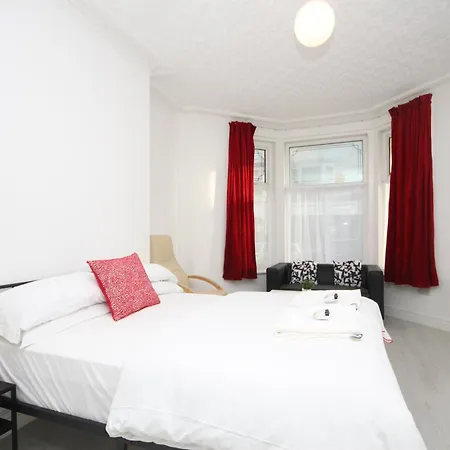 Barton Beachside - Stylish Apartment, Double & Single - & Promenade Location - Over 21's, Family Friendly Only, Id Required Апарт-отель *