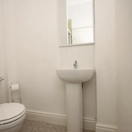 Barton Beachside - Stylish Apartment, Double & Single - & Promenade Location - Over 21's, Family Friendly Only, Id Required Блэкпул