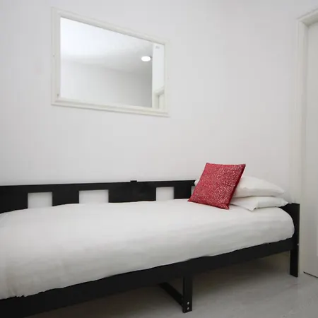 Barton Beachside - Stylish Apartment, Double & Single - & Promenade Location - Over 21's, Family Friendly Only, Id Required