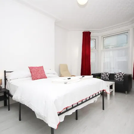 Barton Beachside - Stylish Apartment, Double & Single - & Promenade Location - Over 21's, Family Friendly Only, Id Required Блэкпул