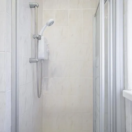 Barton Beachside - Stylish Apartment, Double & Single - & Promenade Location - Over 21's, Family Friendly Only, Id Required Блэкпул