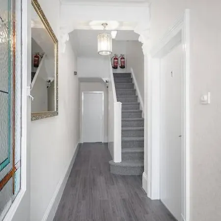 Barton Beachside - Stylish Apartment, Double & Single - & Promenade Location - Over 21's, Family Friendly Only, Id Required Апарт-отель *