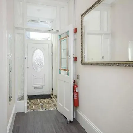 Апарт-отель Barton Beachside - Stylish Apartment, Double & Single - & Promenade Location - Over 21's, Family Friendly Only, Id Required
