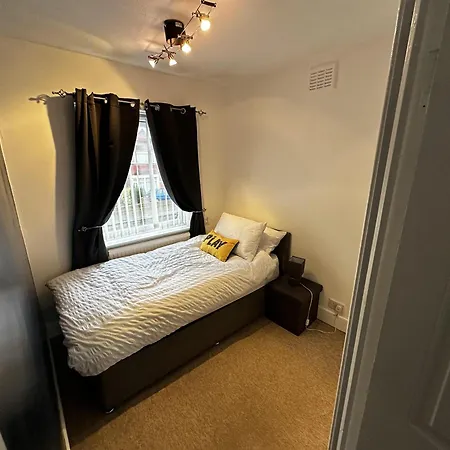 3 Bed House In With Cinema & Hot Tub *