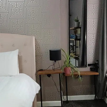 Vinnie's Family Hotel 2*