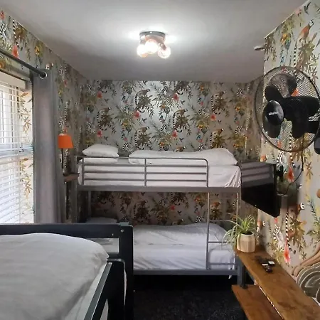 Vinnie's Family Hotel 2*