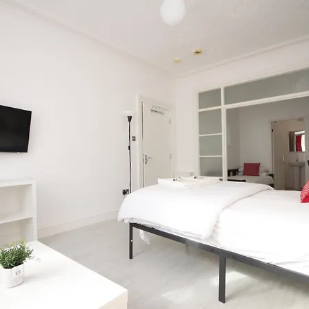 Barton Beachside - Stylish Apartment, Double & Single - & Promenade Location - Over 21's, Family Friendly Only, Id Required