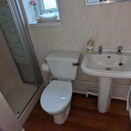 Barton Beachside - Stylish Apartment, Double & Single - & Promenade Location - Over 21's, Family Friendly Only, Id Required *