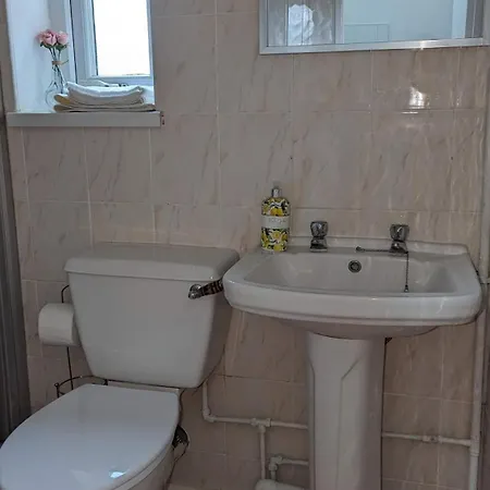 Апарт-отель Barton Beachside - Stylish Apartment, Double & Single - & Promenade Location - Over 21's, Family Friendly Only, Id Required *