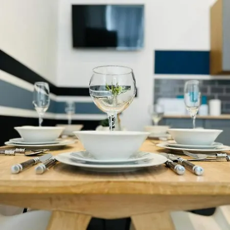 Bond Street, Sleeps 7 Apartment Blackpool