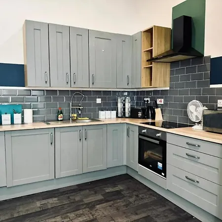 Bond Street, Sleeps 7 Apartment *