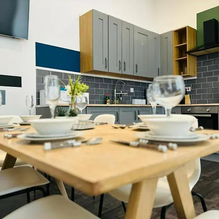Bond Street, Sleeps 7 *