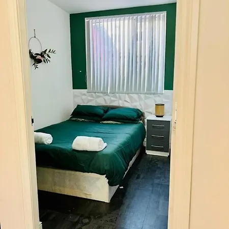 Bond Street, Sleeps 7 Apartment Blackpool
