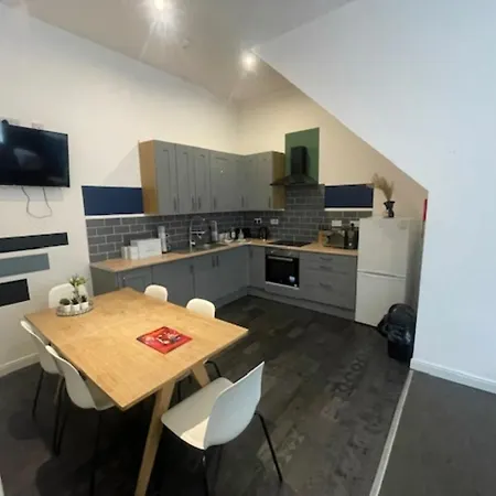 Bond Street, Sleeps 7