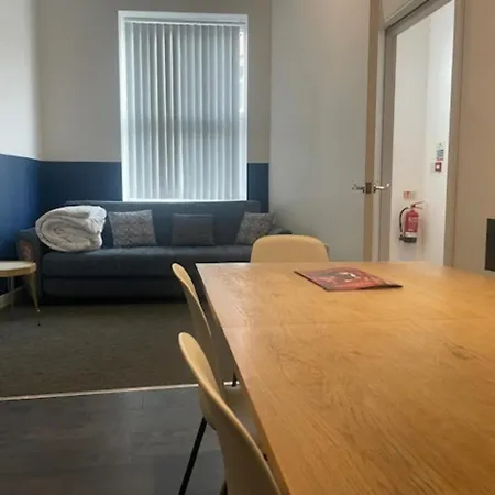 Bond Street, Sleeps 7