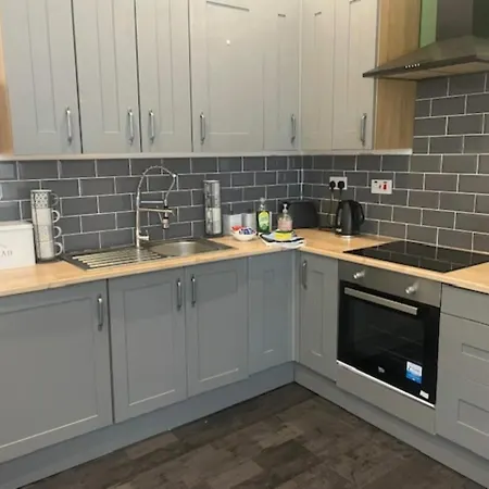 Bond Street, Sleeps 7 Apartment *