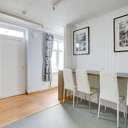 Hotel The Sandringham Court & Apartment-all Groups Welcome 3*