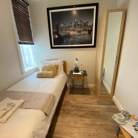 Alexander Fully Refurbished En-suite 2*