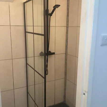 Alexander Fully Refurbished En-suite Отель