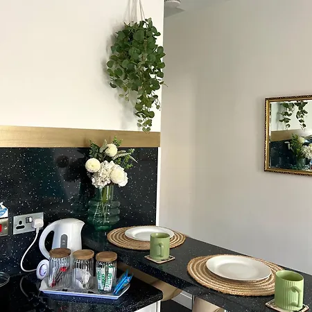 Winter Gardens Flat 2 - The Retreat Apartment *