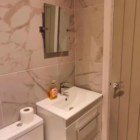 Sloane Modern 2 Bedroom Seafront *