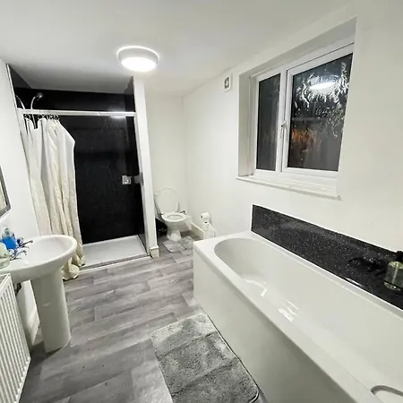 30 Percent Off Weekly - 6 Bedroom House - 11 Beds Apartment *
