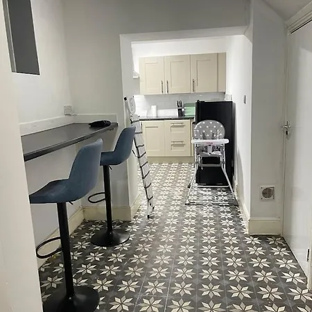 30 Percent Off Weekly - 6 Bedroom House - 11 Beds Apartment